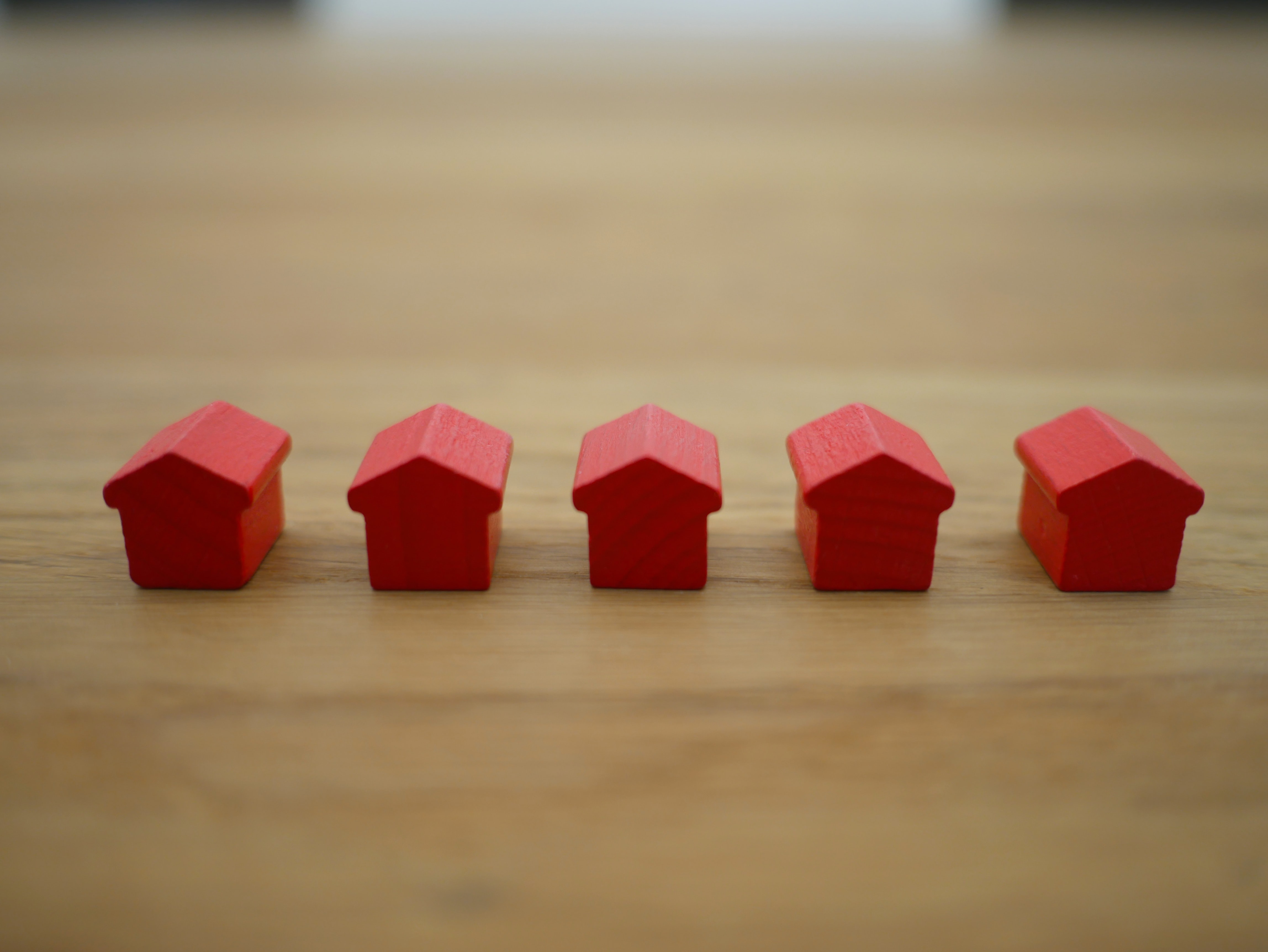 petites maisons en bois rouges alignées