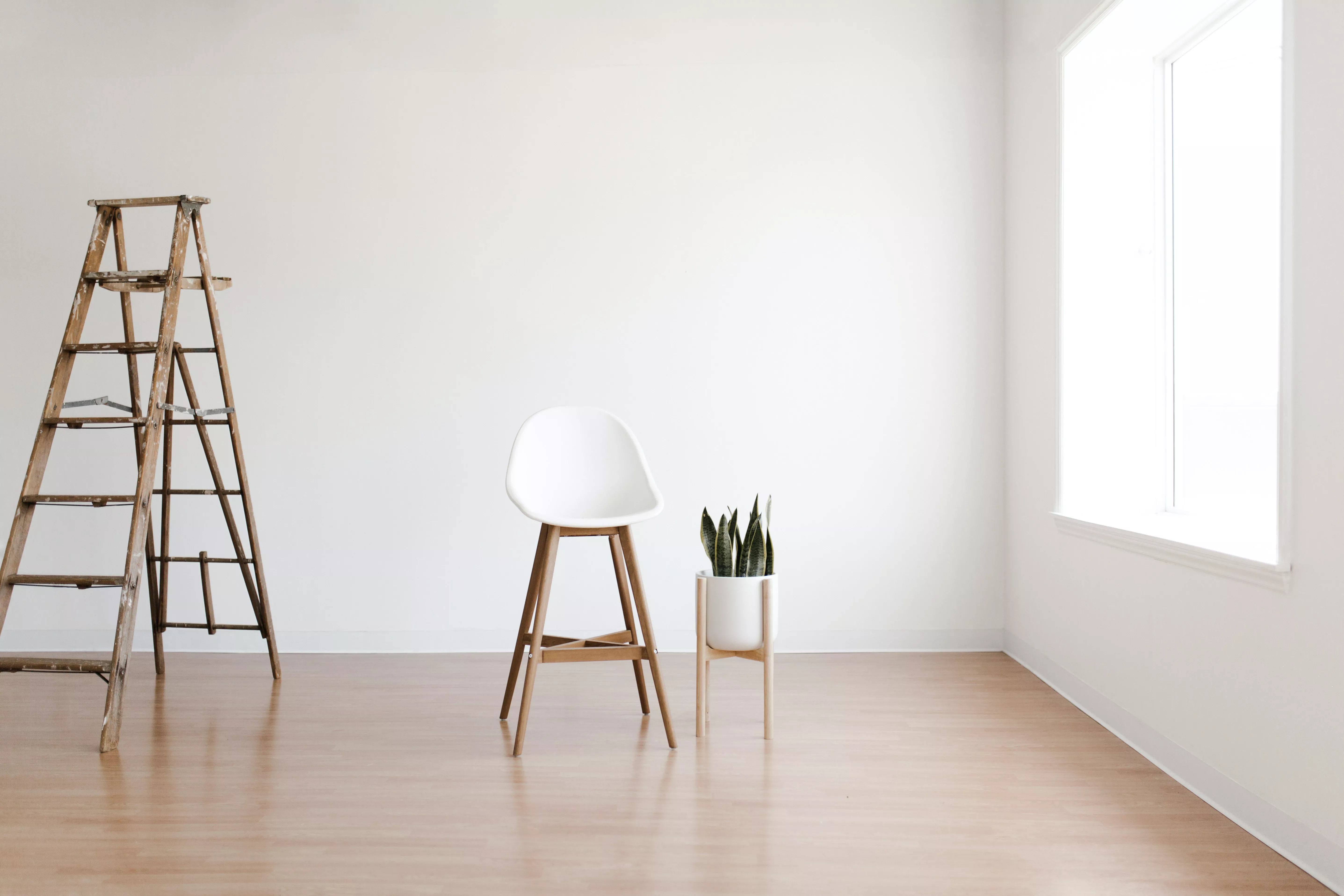 intérieur blanc avec échelle