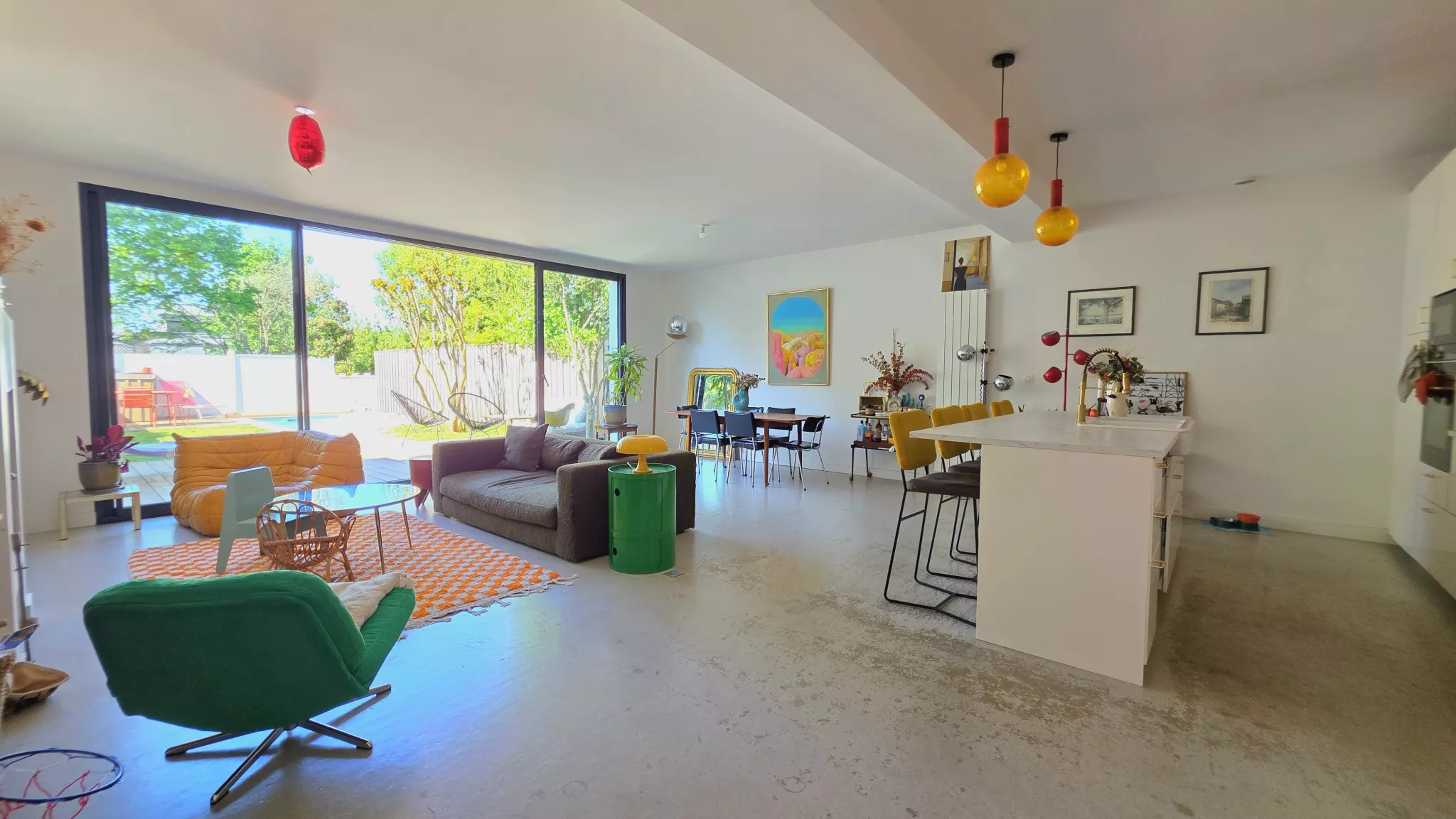 Agent immobilier pr&eacute;parant une maison &agrave; vendre &agrave; Bordeaux